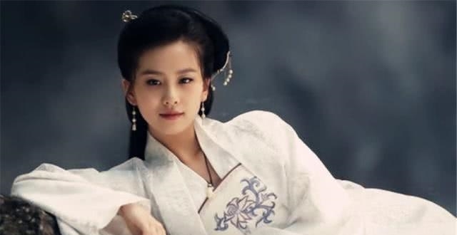 她意外穿成炮灰女配,携带美食系统,与金手指空