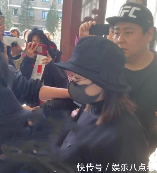 赵丽颖产后高调出院,和冯绍峰手牵手同行,宝宝