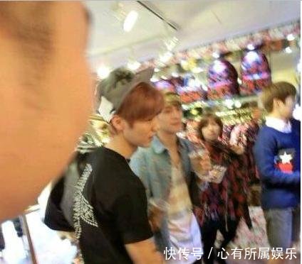 驼背连明星都不能幸免,哪些明星是驼背,杨幂的