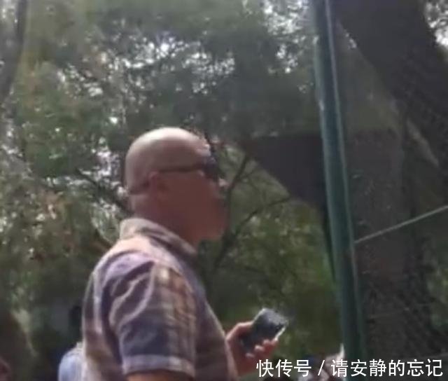 网曝三名东北游客在北京野生动物园拿石头砸老