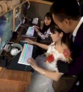 新娘结婚当天跑去网吧玩游戏,新郎拖都拖不走!