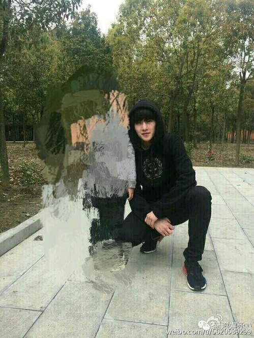 罗晋扛锄头易烊千玺钓鱼 明星回农村老家接地气