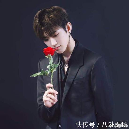 蔡徐坤微博粉丝破800万 手持玫瑰发福利晒帅照