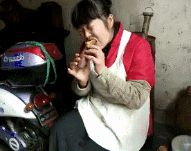 大妈吃刚出锅的红薯!这表情周冬雨都做不来