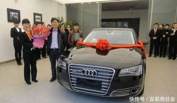 父母为了彩礼把我嫁给疯子,五年后我开豪车回家,父亲傻了