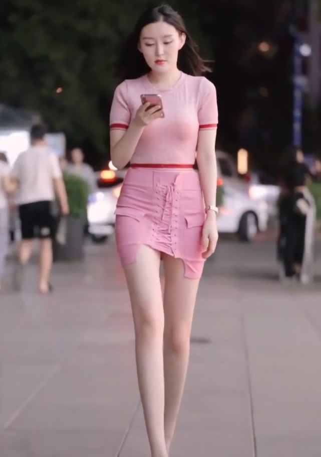 小姐姐为了吸引眼球,裙子仅靠一根“鞋带”支撑,但腿才是焦点!插图(4) 小姐姐为了吸引眼球,裙子仅靠一根“鞋带”支撑,但腿才是焦点!插图(4)