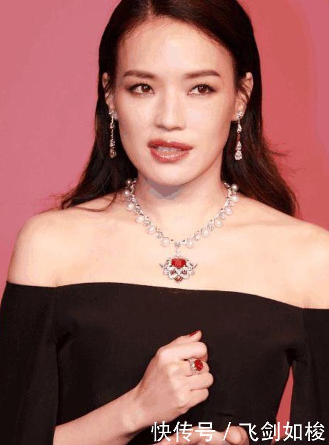 舒淇发文力挺身陷舆论漩涡中的范冰冰被讥讽，网友：先把衣服穿好