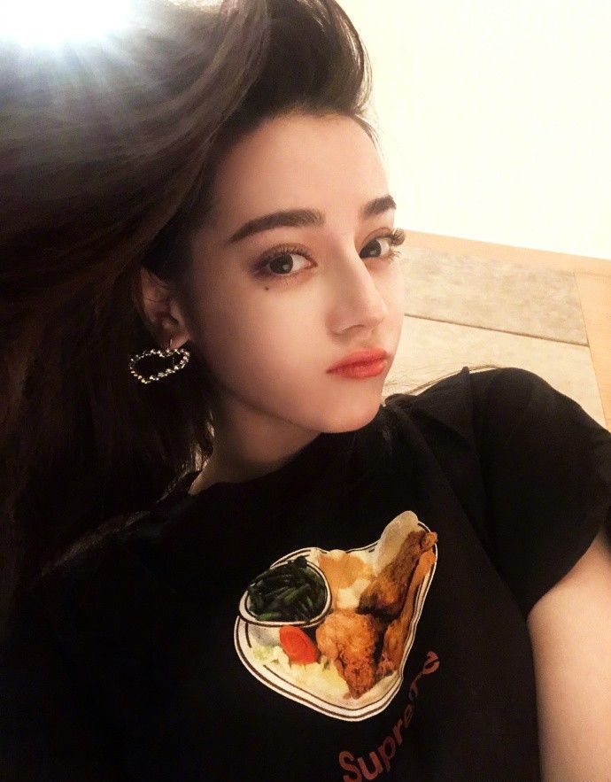 迪丽热巴最新嘟嘴卖萌照,手捧甜甜圈 贴纸可