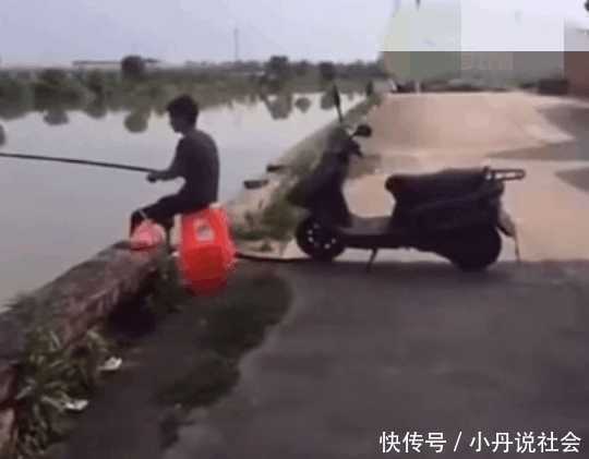 男子河边钓鱼发现自己被无形力量推入水中, 细