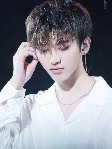 ninepercent直播,蔡徐坤被激光笔照,带带大师兄