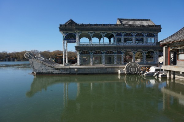 北京颐和园昆明湖上有一石船,到底是哪个皇帝