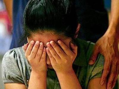 离婚五年后看见前妻在餐馆洗碗,我心生怜悯给她两万后傻了眼