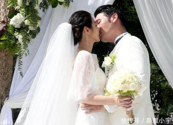 婚礼上婆婆给我5万改口钱，拆开后我喊她阿姨，在场人都大笑