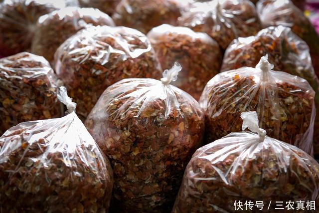 老人为救孙子 收10多斤花生衣给其补血