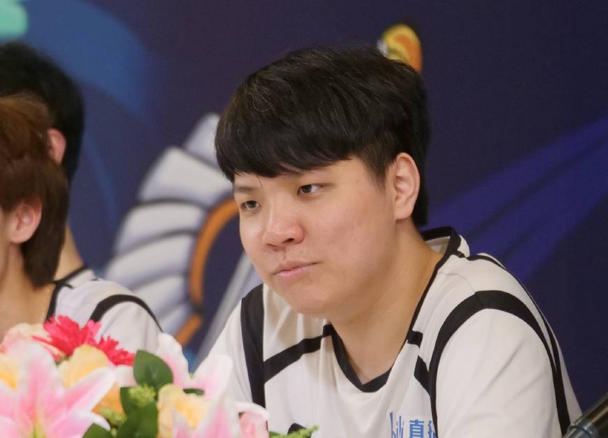 BLG逆风翻盘RNG!AJ表现太神奇!余霜:这个人