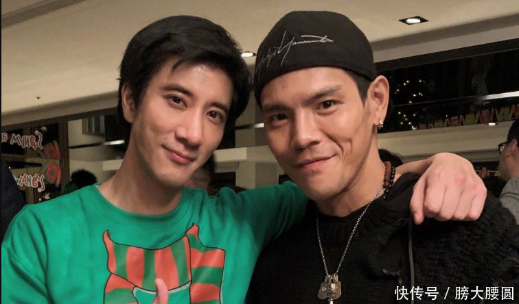 向佐郭碧婷一起庆圣诞,向华强夫妇都在场,郭碧