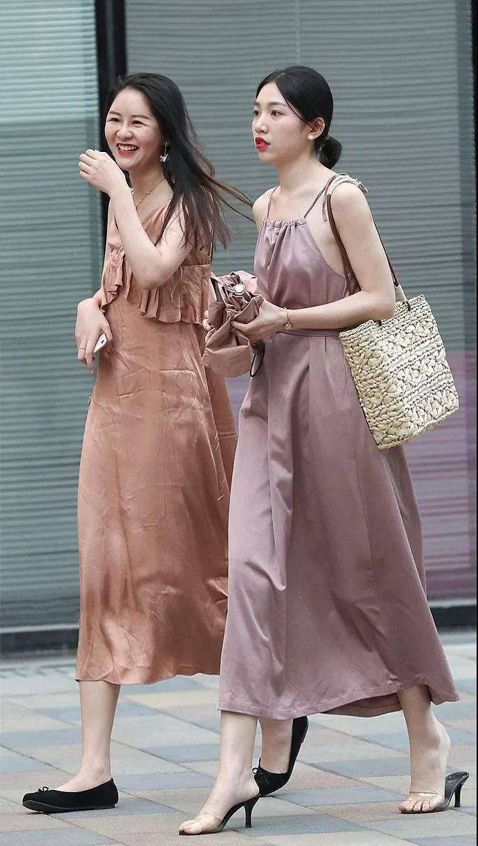 街拍:穿一字带凉鞋的美女,裸露玉足真性感