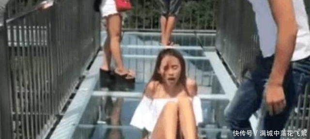 女大学生为追求刺激走玻璃栈道,刚上栈道,结果一幕让人哭笑不得