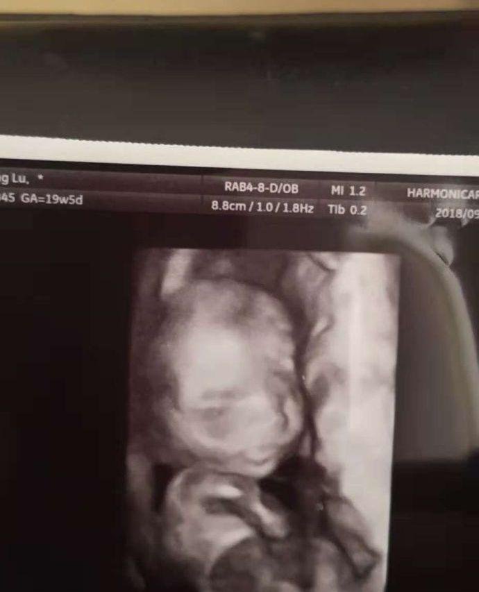 凌潇潇新戏杀青, 晒唐一菲和儿子照片庆祝得二