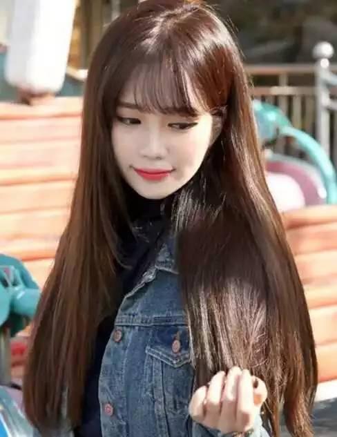 厚重的长直发和薄的空气刘海形成对比,看起来还蛮咔哇咦的,一个淡的