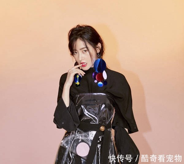迪丽热巴穿塑料裙,乔欣穿塑料衣,今年流行这种
