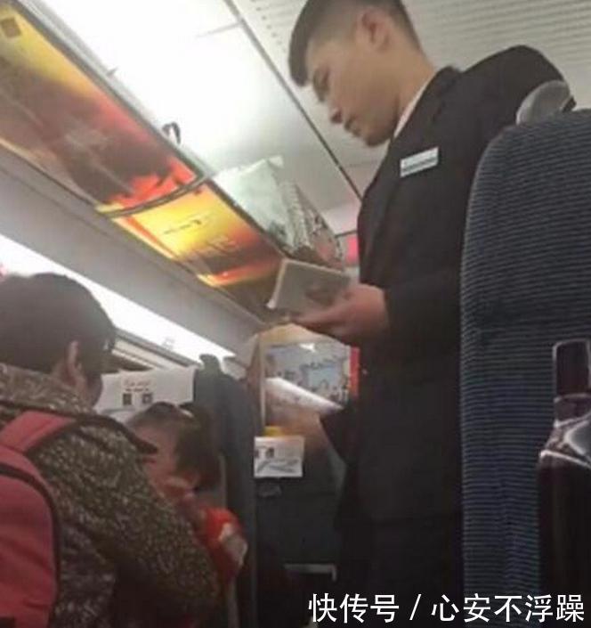小女孩火车上哭闹,乘客怀疑大妈是人贩子,结局
