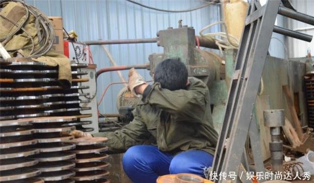 河南13岁男孩申请辍学,铸造厂搬铁块推车赚