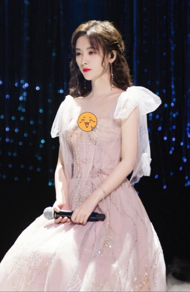 这回我相信鞠婧祎只有76斤了,裙子丝带绑得这么紧,还能往下掉插图 这回我相信鞠婧祎只有76斤了,裙子丝带绑得这么紧,还能往下掉插图