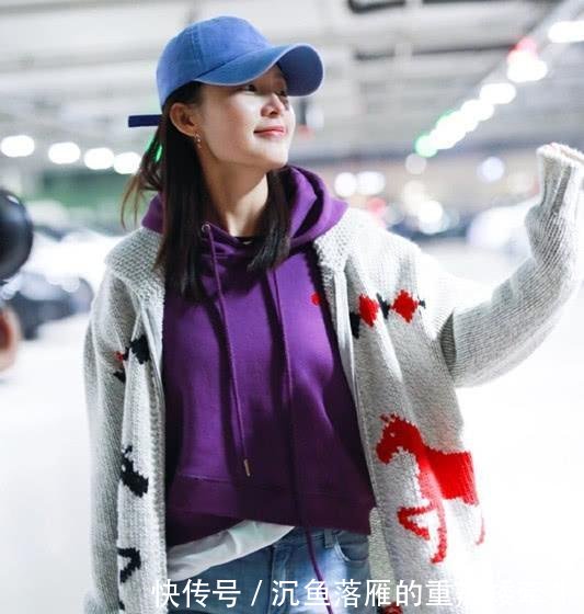 李沁又演绎少女穿搭, 穿开衫配紫色卫衣, 配上浅