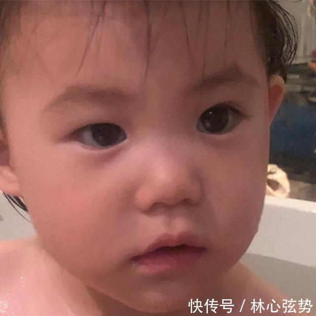 陈冠希晒女儿大头萌照,Alaia眼皮内双像极了爸