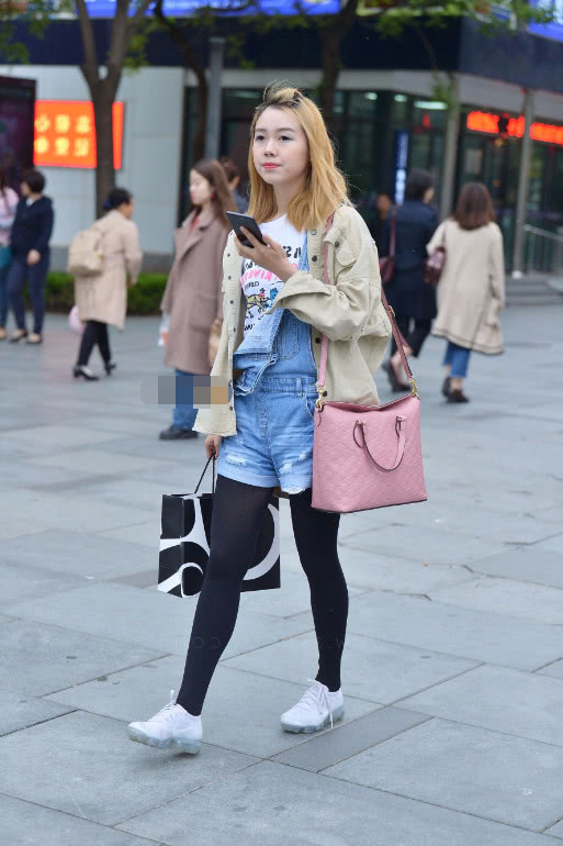 甜美小姐姐吊带牛仔连身短裤半搭青春活力,俏