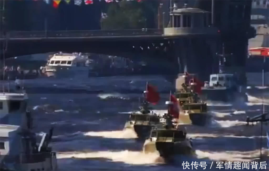 俄罗斯海军日阅兵式上演尴尬一幕:快速登陆艇
