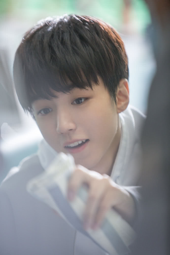 王俊凯有史以来最帅最酷的帅照,就像是游戏里