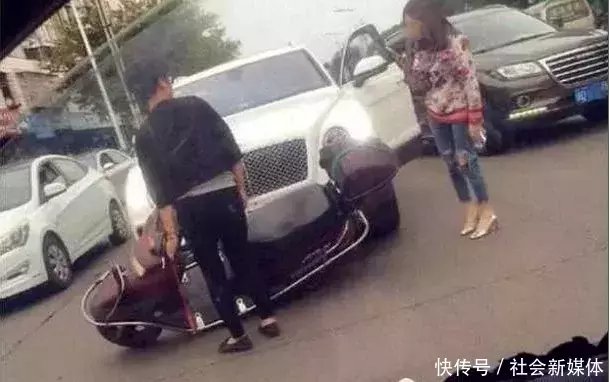 小伙撞上4百万宾利 , 瞬间腿软浑身无力 , 看见