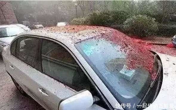 狗年最倒霉的车!熊孩子放鞭炮;车主看了都心疼!