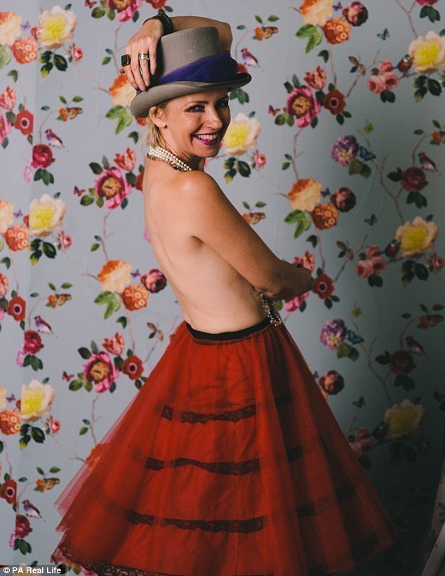 女子切除乳腺后拍“无胸”写真 微笑面对