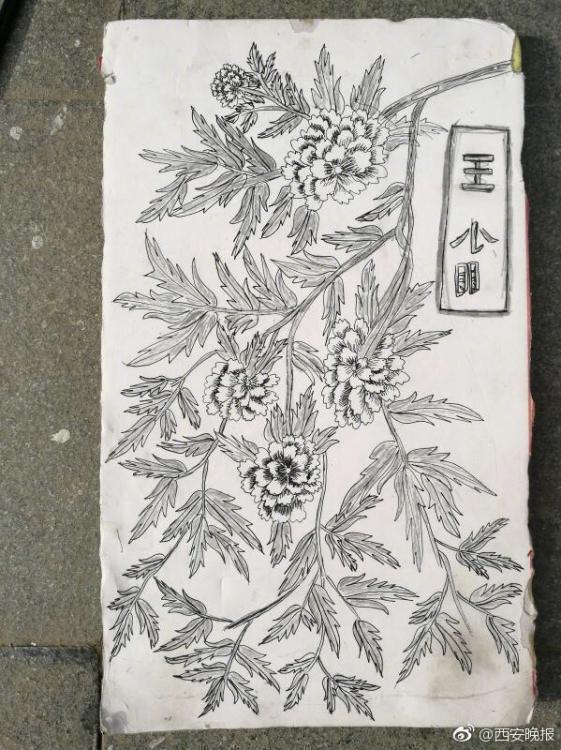西安流浪汉街头自学手绘 42岁王小明认真绘画引围观