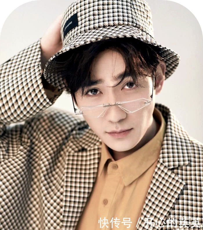 网传朱一龙粉丝烧杂志,因封面为蔡徐坤,小笼包