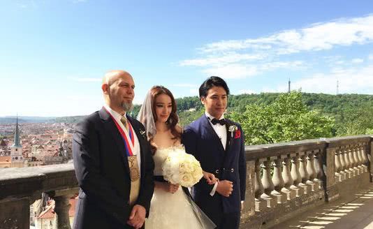 欧弟521晒老婆大肚孕照,四年前把粉丝娶回家,