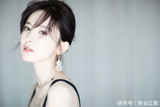 古力娜扎黑色蕾丝吊带裙露美背香肩 皮肤雪白