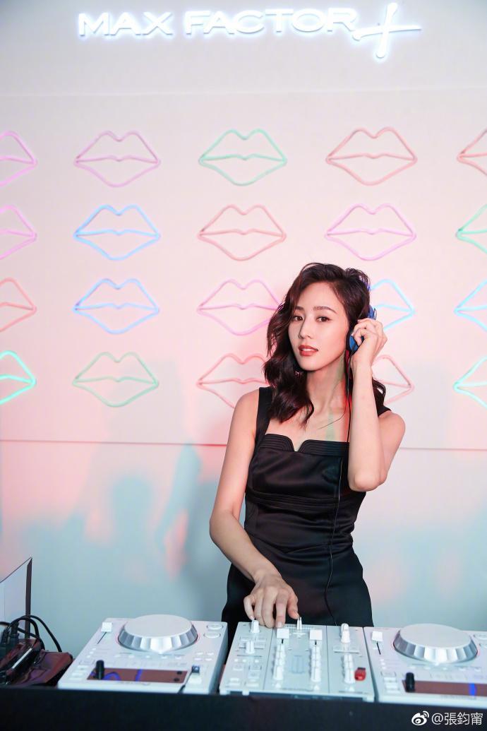 张钧甯真的太美啦，黑色吊带短裙配上这红唇，撩人！网友：想吻你