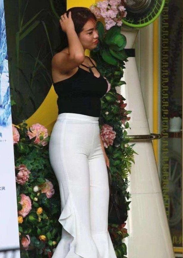 微胖女生性感吊带搭配白色紧身裤,时尚的穿搭尽显凹凸