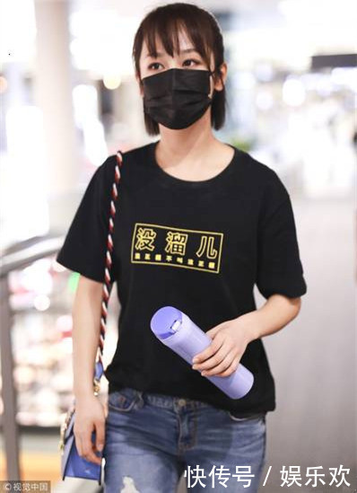 杨紫现身机场,包裹严实面容憔悴,衣服上文字表