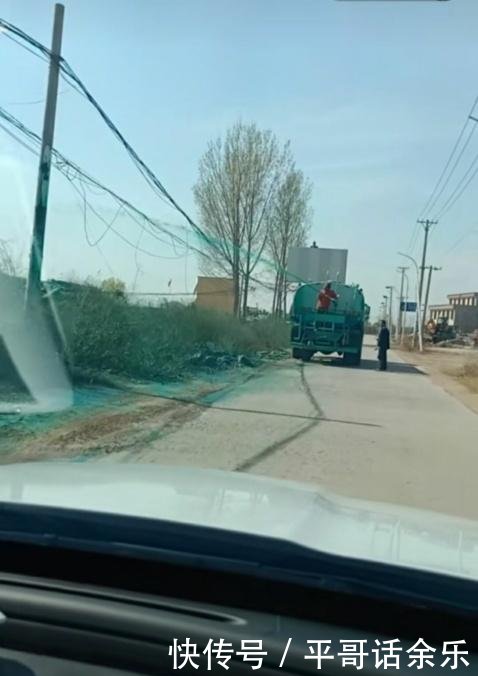 河南兰考环保扬尘处理出新招,公路两旁喷绿漆