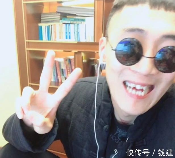 快手主播不断惹事,方丈徒弟被多人围堵,被毒