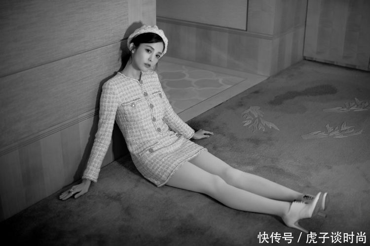 娜扎与马思纯同穿短裙搭配白色丝袜,少女感和