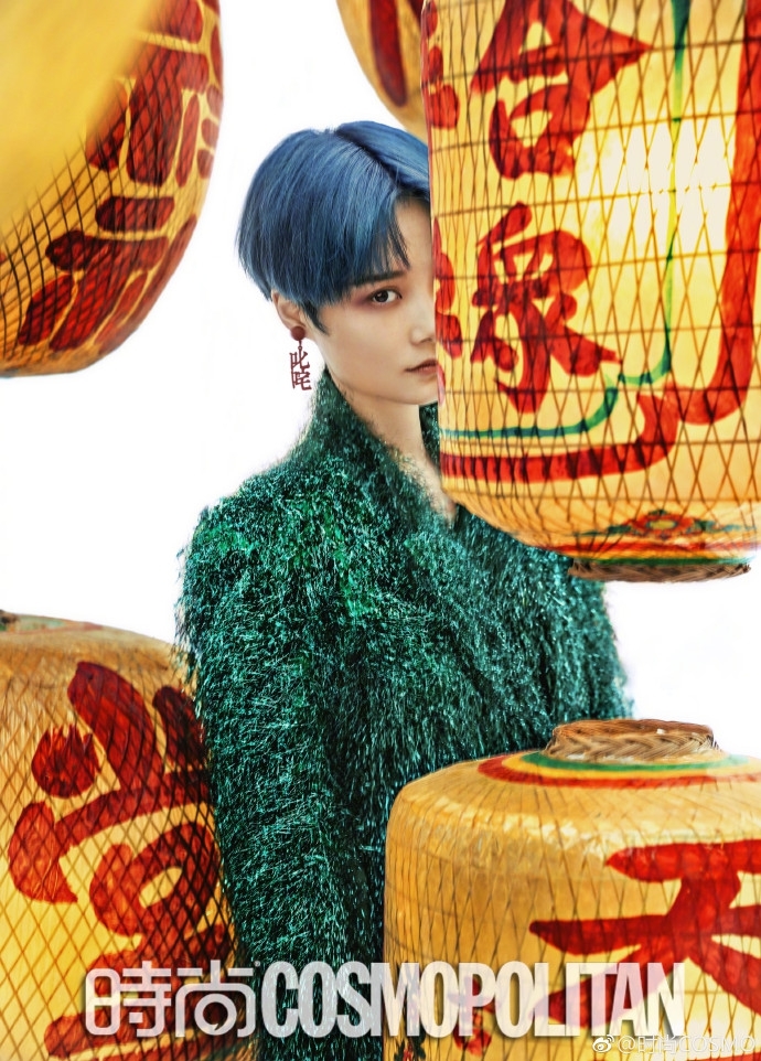 李宇春一头蓝发登杂志封面 “红脸蛋”造型新奇可爱(图1) 李宇春一头蓝发登杂志封面 “红脸蛋”造型新奇可爱(图1)