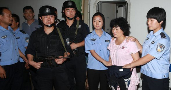 蜂腰女孩夸张身材惊呆众人图片