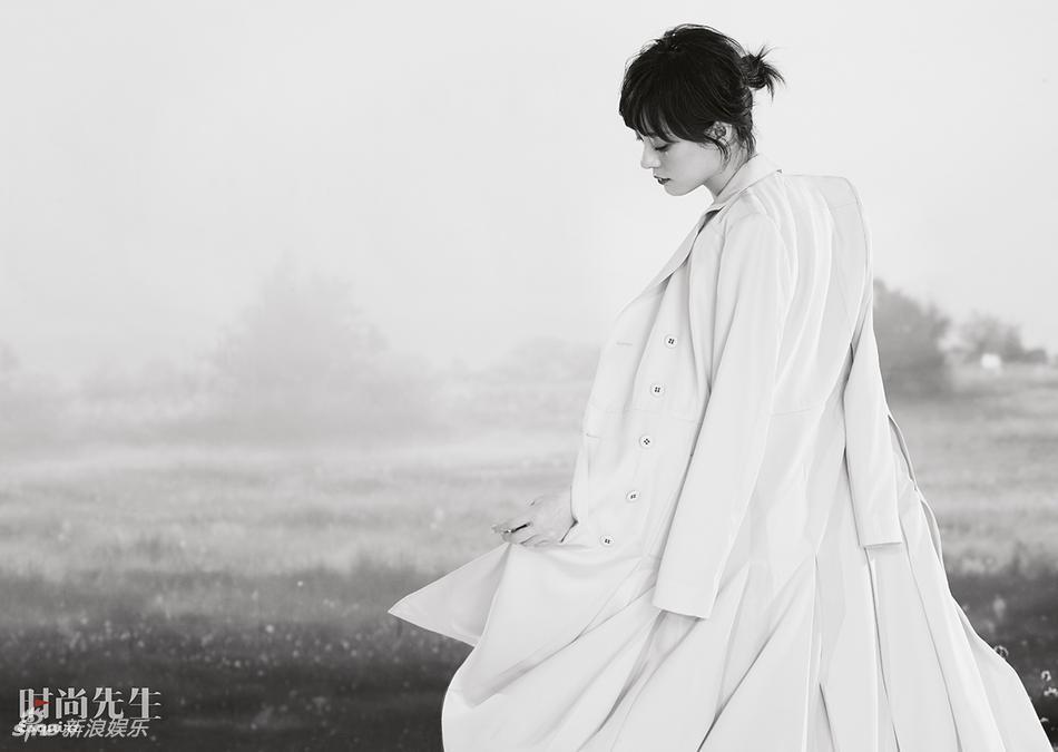 孙俪曝光了一组风格鲜明的时尚大片, 一身藕荷