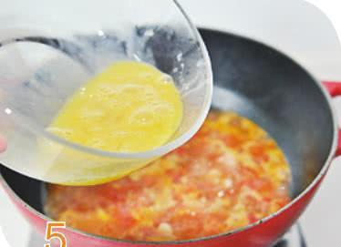 西红柿鲜虾蛋汤如何汤鲜味美?秘诀在这里,热汤